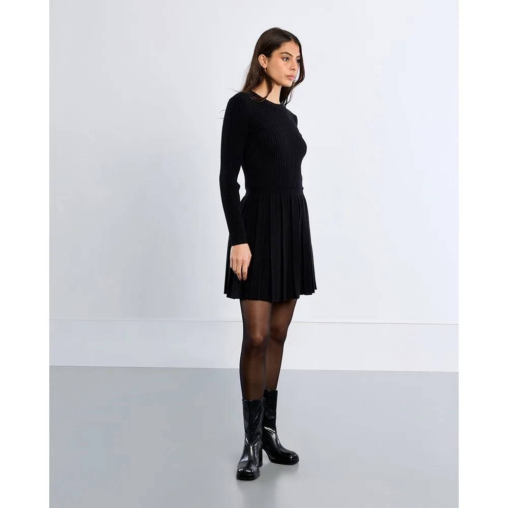 Vestido corto plisado de manga larga - Lili Sidonio - FashionsVida