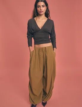 Langarmshirt mit V-Ausschnitt Braun XL - Stradivarius - FashionsVida