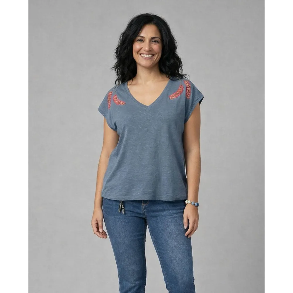 Camiseta de mujer de mujer escote pico abalorios en hombro - October - FashionsVida