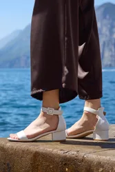 Sandali bianchi con tacco medio e cinturino 283 38