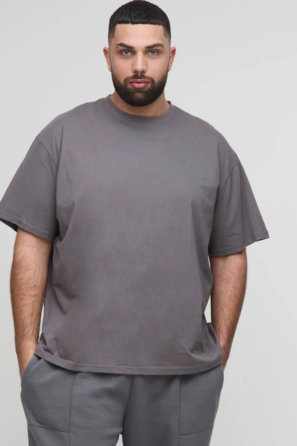 Herren Plus Oversized Basic Rundhals T-Shirt Charcoal Größe 2XL - boohooMAN - FashionsVida