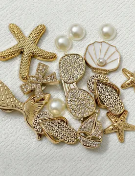 Piezas de adornos desmontables para zapatos estilo océano en oro y blanco, con estrella de mar, concha, sirena, velero y perla, adecuados para sandal - Shein - FashionsVida