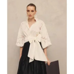 Blusa de mujer de tafeta con bordado