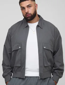 Herren Plus Boxy Technical Utility Cargo-Taschen Harrington Jacke Grey Größe 3XL - boohooMAN - FashionsVida