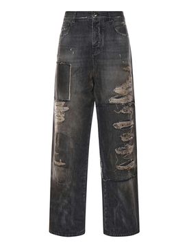 Jeans larghi riparati dal carpentiere