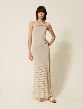 Robe longue en maille avec fleurs au crochet