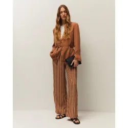 Pantalón ancho de mujer con rayas y bolsillos laterales