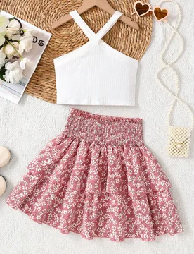 Conjunto de dos piezas para niña preadolescente con top de cuello cruzado de unicolor y falda de cintura alta con estampado floral, adecuado para vac - Shein - FashionsVida
