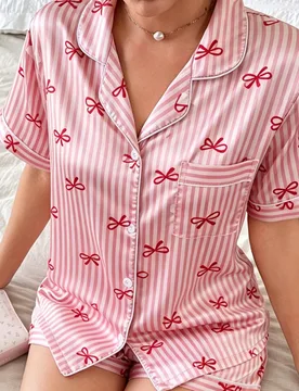 Conjunto de pijama para mujer con pajarita y pantalón corto con estampado de rayas de manga corta - Shein - FashionsVida