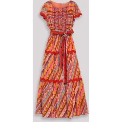 Vestido largo fluido con bordados decorativos y cinturón