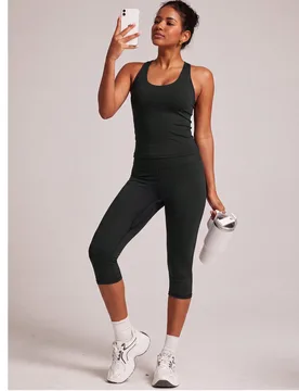 Conjunto deportivo de pantalones 3/4 para mujer, camisola de unicolor con copas integradas, sujetador deportivo sin espalda, fitness yoga - Shein - FashionsVida