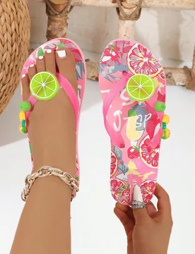 Chanclas de mujer ligeras y cómodas de EVA rosa, sandalias de dedo con decoración de frutas 3D, pantuflas casuales de verano para vacaciones al aire - Shein - FashionsVida