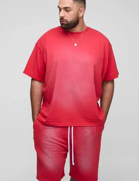 Herren Plus OFCL Applikation Spray-Waschung Oberteil & Übergroßes Tiefsitz-Schritt Shorts Set Red Größe 5XL - boohooMAN - FashionsVida