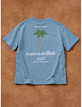 Camiseta de algodón de corte regular para niños con cuello redondo, manga corta, diseño gráfico de palmera y tipografía de estética de verano - Shein - FashionsVida