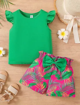 Conjunto de niña joven para vacaciones de verano, con blusa de manga corta de unicolor y shorts con estampado tropical - Shein - FashionsVida