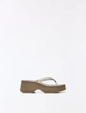 Claquettes À Plateforme En Vinyle 38 Taupe - Bershka - FashionsVida