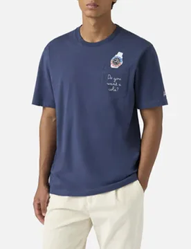 T-shirt blu mezza manica con taschino e ricamo Do You Want a Cola sul petto - MC2 SAINT BARTH - FashionsVida