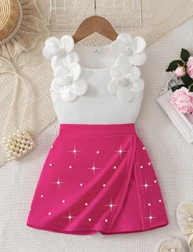 Conjunto de 2 piezas: Top de tirantes blanco con flores y cuentas para niñas, con pantalones cortos ajustados de color rosa fucsia. Conjunto de moda - Shein - FashionsVida