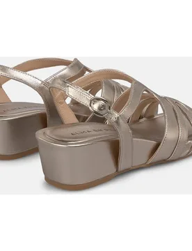 Sandalias de cuña de mujer efecto metalizado con múltiples tiras y cierre de hebilla - Alma en Pena - FashionsVida