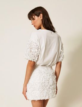 T-shirt avec manches en tulle et fleurs