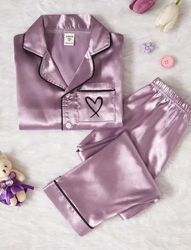 Piezas Conjunto de pijama casual de niña con cárdigan de manga larga con estampado de corazón en el bolsillo y pantalones, color albaricoque - Shein - FashionsVida