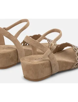 Sandalias de cuña de mujer en piel con tira con dibujo de flores y cierre de hebilla - Alma en Pena - FashionsVida