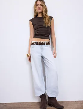 Basic figurbetontes gerafftes T-Shirt Braun XS - Stradivarius - FashionsVida