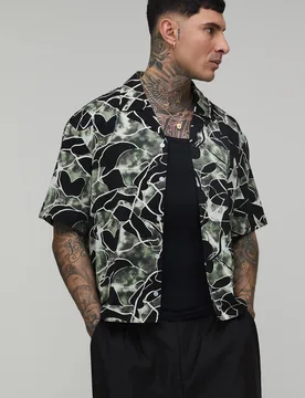 Herren Langes Oversized Kastenförmiges Hemd Mit Abstraktem Blätterdruck Im Bermuda-Stil Sage Größe Large - boohooMAN - FashionsVida