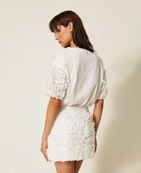T-shirt avec manches en tulle et fleurs