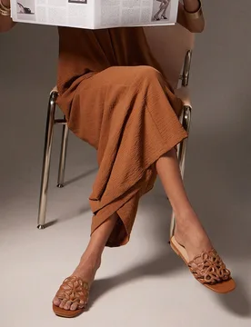 Sandalias planas de mujer con elegante diseño floral y corte - Shein - FashionsVida