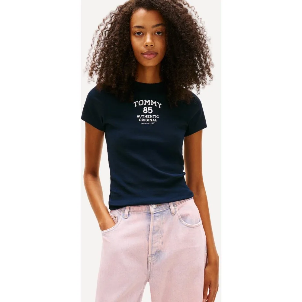 Camiseta de mujer slim fit con linear logo múltiple - Tommy Jeans - FashionsVida