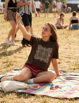 T-shirt in cotone con stampa - marrone scuro
