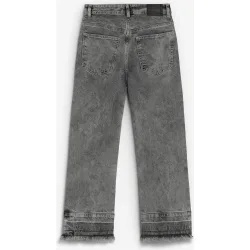Vaquero recto de mujer cropped con bajo deshilachado