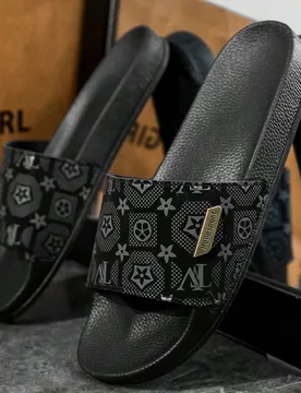 Par de chanclas casuales para hombres, sandalias planas de verano nuevas, zapatos de playa de estilo coreano retro versátiles, uso diario al aire lib - Shein - FashionsVida