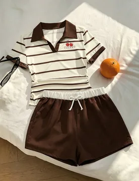 Conjunto de 2 piezas para adolescentes con top de manga corta ajustado con cuello a rayas y estampado de cerezas, y shorts cortos con decoración de l - Shein - FashionsVida