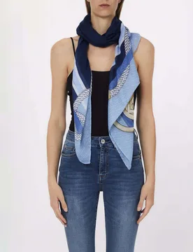 Sciarpa Liu Jo Accessories azzurra in tessuto con stampa catene e logo - Liujo - FashionsVida