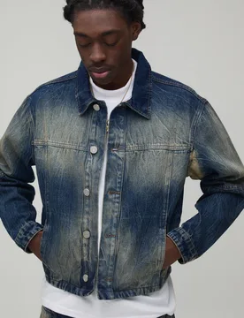 Herren Locker Geschnittene Verkürzte Jeansjacke Mit Bleichwaschung Und Paneelen Antique Wash Größe Medium - boohooMAN - FashionsVida