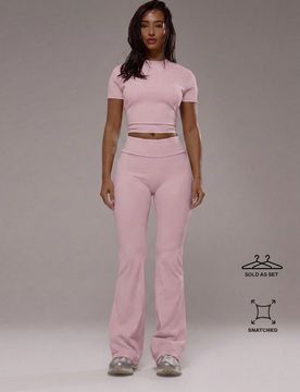 Conjunto de camiseta activa y pantalones de yoga para entrenamiento, gimnasio, pilates, fitness y uso diario casual de cuarzo ahumado
