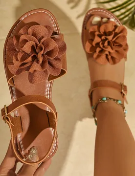Sandalias planas de mujer con decoración de rosa, ajuste ancho y correa con hebilla, sandalias planas elegantes y sueltas para exterior y playa - Shein - FashionsVida