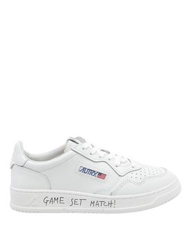 Sneaker con medaglia con scritta