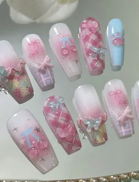 Set de 10 pegatinas de uñas en forma de ataúd, hechas a mano, lindas y dulces, con base degradada rosada estilo Y2K, con patrones de estrella, table - Shein - FashionsVida