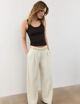 Satinhose mit Bundfalten und Kette Ecru 42 - Stradivarius - FashionsVida