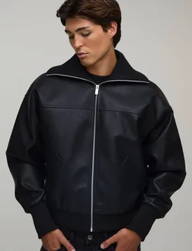 Herren Normal Geschnittene Kunstleder-Bomberjacke Mit Verlängertem Rippstrick-Stehkragen Black Größe Small - boohooMAN - FashionsVida