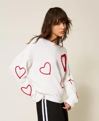 Pull avec broderie de caurs