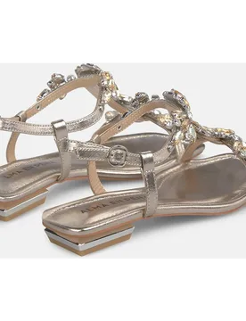 Sandalias planas de mujer efecto metalizado con tira decorada con pedrería y cierre de hebilla - Alma en Pena - FashionsVida